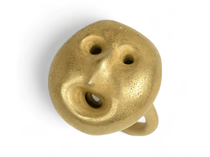 Peter Bauhuis, Pareidolia, ring in tumbaga, photo courtesy of Tereza Pedrosa Gallery