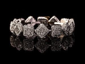 Benedict Haener, Costly Bracelet, 2025, in aluminum, gold, 6 x 6 x 1 cm, photo: Ivan Engler