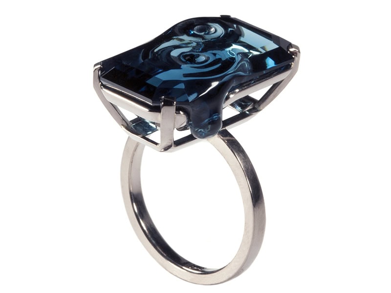 Julia Maria Künnap, Still Still, 2022, in London blue topaz, 18-karat white gold, photo: artist