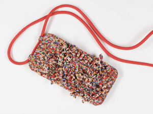 Catarina Silva, AI #1 (Artificial Inteligence), 2025, necklace in acrylic, glass beads, iPhone cord, photo: Pedro Tropa