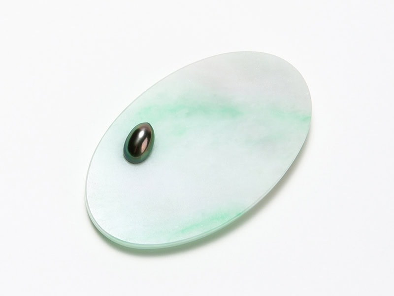 Zhipeng Wang, Stone Gambling #13, 2026, brooch in jadeite, 18-karat yellow gold, keshi pearl, 2 ½ x 1 ½ x ½ inches (62 x 37 x 13 mm), photo: © Chaoqi Xu
