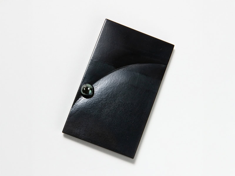 Zhipeng Wang, Stone Gambling #14, 2026, brooch in Hetian jade, keshi pearl, 9-karat white gold, stainless steel wire, 2 ¾ x 1 ⅝ x ⅜ inches (70 x 42 x 11 mm), photo: © Chaoqi Xu
