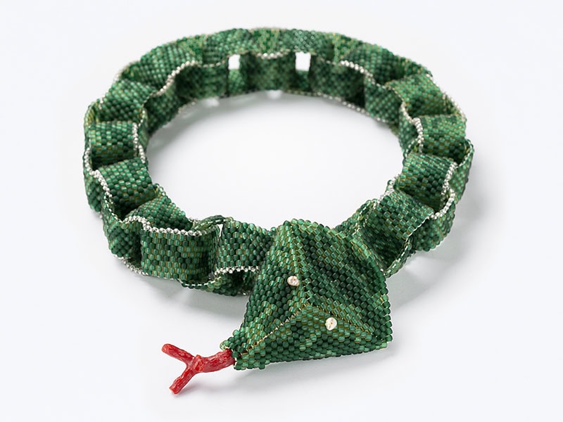 Catarina Silva, The Hiss, 2025, necklace in glass seed beads, natural pearls, coral, 8 ¼ x 6 ⅞ x ¾ inches (210 x 175 x 20 mm), photo: Eduardo Sousa Ribeiro