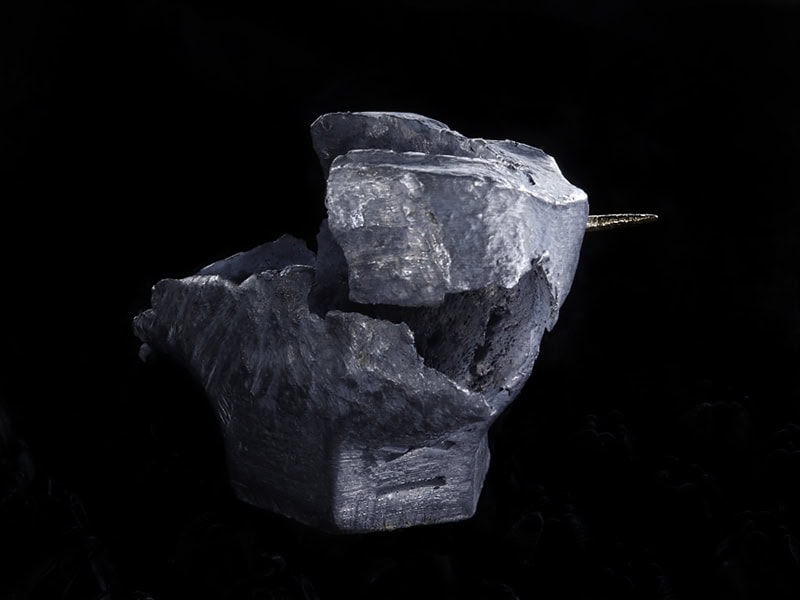 Nicolas Christol, Transmutation XI, brooch in lead, gold, photo: artist