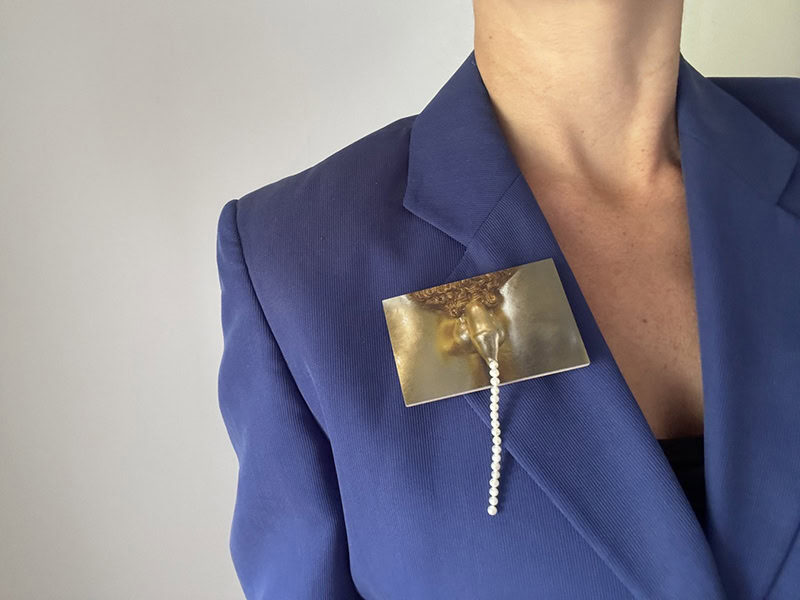 Herman Hermsen, Golden Boy, 2016, brooch in print on aluminum, freshwater pearls, 3 ⅛ x 4 x ⅝ inches (80 x 103 x 15 mm), photo: Four