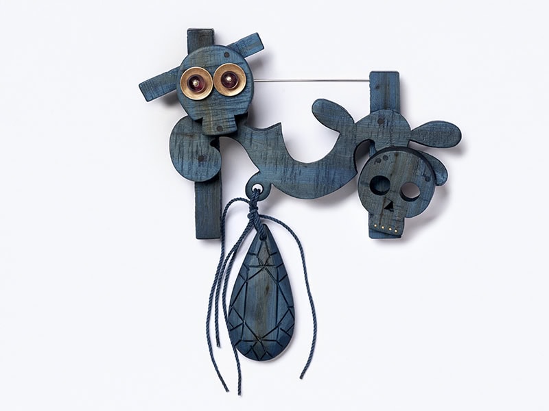 Manuel Vilhena, Untitled, 2026, brooch in juniper, tourmaline, 18-karat gold, steel, cotton, 150 x 120 x 30 mm, photo: Eduardo Ribeiro