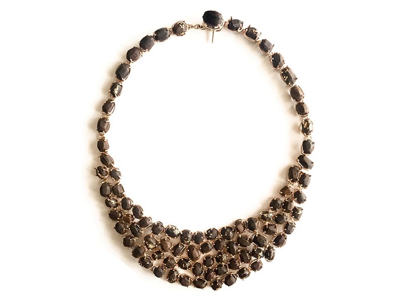 Andrea Ortiz, Offering a Gem, 2001, necklace in coffee beans, bronze, brass, 180 x 230 x 10 mm, photo: artist