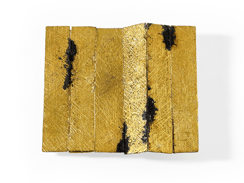 Gigi Mariani, Infiltrazioni, 2026, brooch in gold, niello, and silver, 45 x 42 x 6 mm, photo: Thereza Pedrosa Gallery